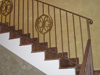 Ringhiera in metallo con decoro circolare per scale