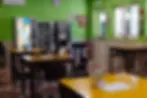Area ristoro con tavoli e distributori automatici