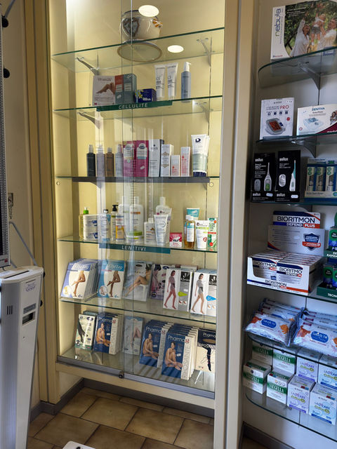 Scaffali in vetro con prodotti farmaceutici e cosmetici.
