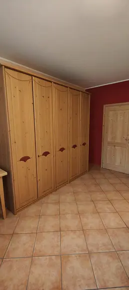 Armadio in legno a muro in una camera da letto.