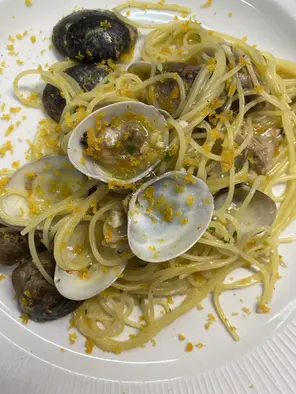 Spaghetti alle vongole con bottarga