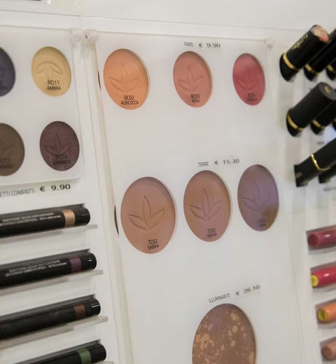 Espositore di prodotti make-up con blush e ombretti