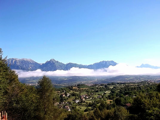 Veduta panoramica sulle montagne e valle con nebbia