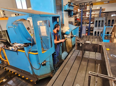 Operaio al lavoro su fresatrice industriale a CNC.