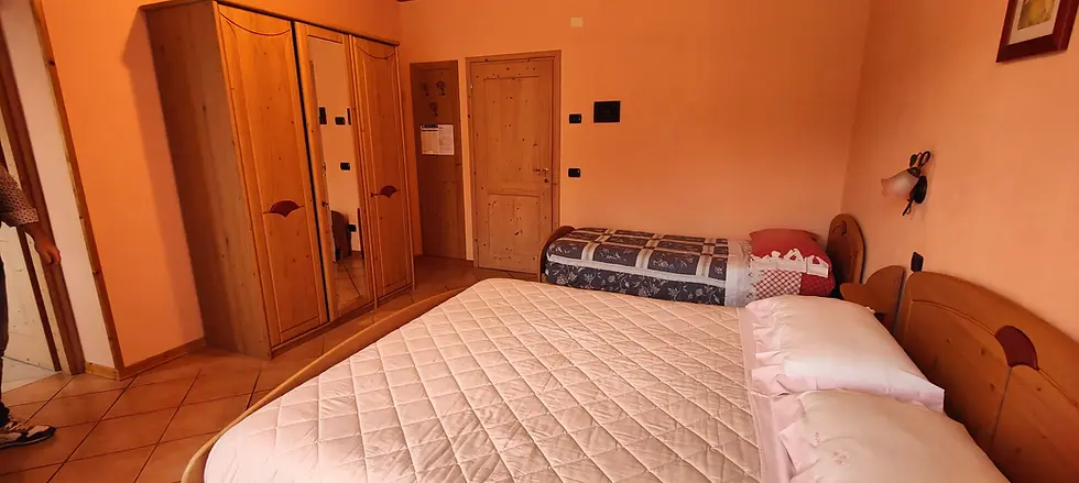 Camera da letto con letto matrimoniale e armadio in legno