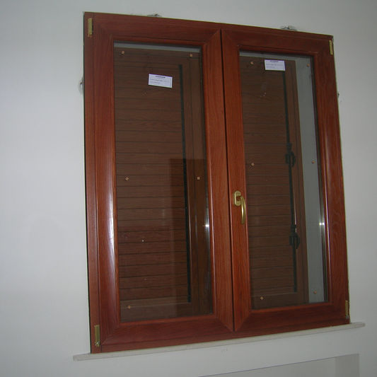 Finestra in alluminio effetto legno a due ante.