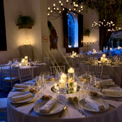 Matrimonio-in-Villa-Ricevimento-decorazione-tavoli-con-candele-e-fiori-.jpeg