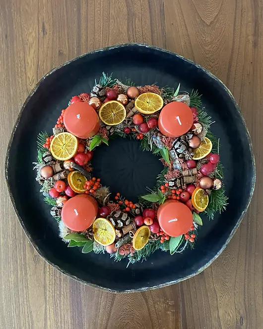 Corona dell'Avvento con candele rosse e fette d'arancia