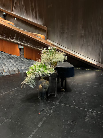 Decorazione floreale su palco per eventi.