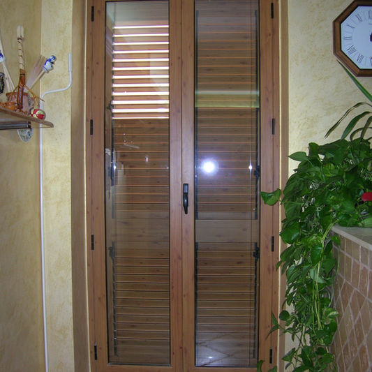 Porta finestra in alluminio finitura legno con persiana