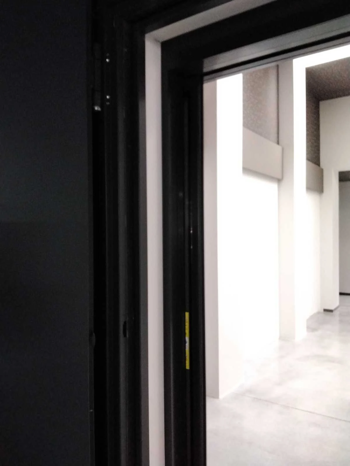 dettaglio di una porta automatica scorrevole a scomparsa 