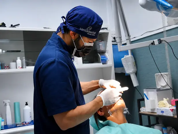 Dentista Catania durante un intervento odontoiatrico