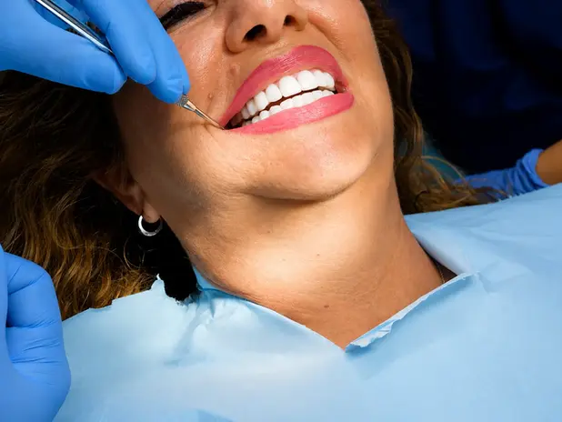Paziente sorridente durante una visita dal dentista a Catania