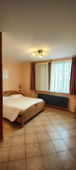 Camera da letto matrimoniale luminosa con pavimenti in cotto