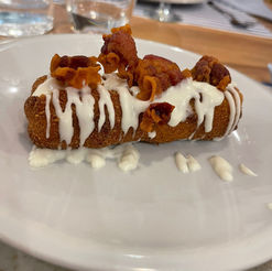 Bruschetta gourmet con crema bianca e guarnizione croccante