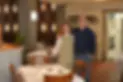 Proprietari sorridenti all'interno del loro ristorante