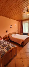 Camera da letto accogliente con soffitto in legno.