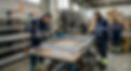 Operai al lavoro su infissi in alluminio in officina.