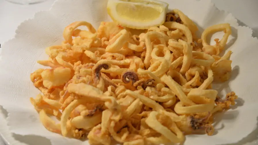 Piatto di frittura di calamari croccanti con limone