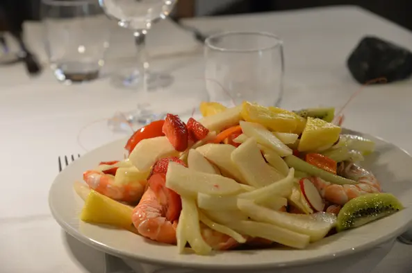 Insalata di mare con gamberi e frutta fresca