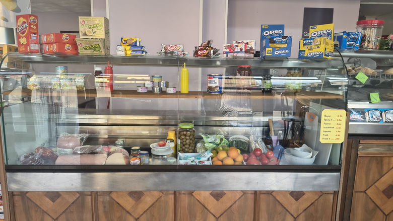 Bancone refrigerato con prodotti alimentari freschi.