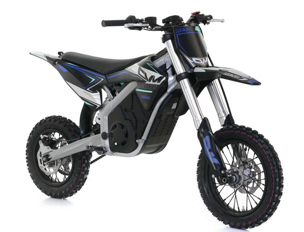 Moto da cross elettrica blu e nera su sfondo bianco