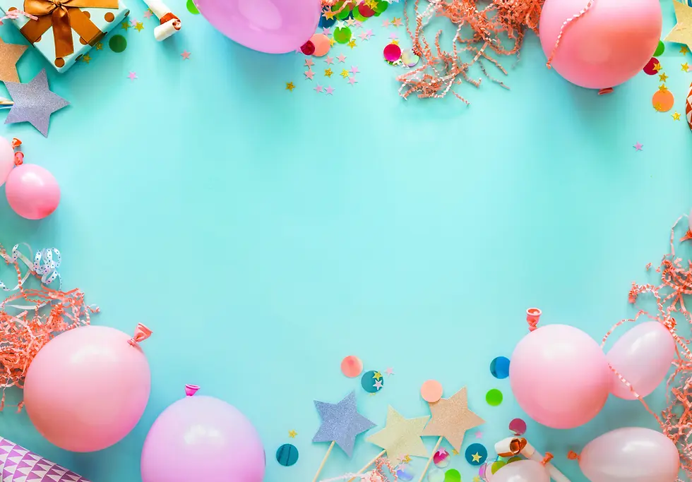 Palloncini rosa e coriandoli su sfondo azzurro.