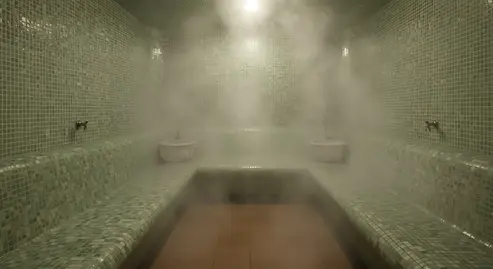Bagno turco con vapore e mosaico nell'area wellness
