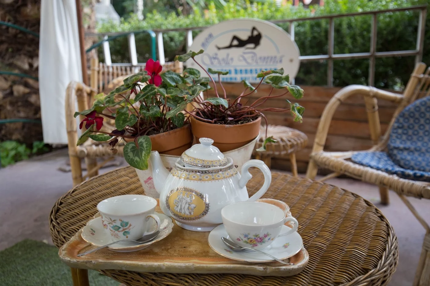 Aperitivo rosso con frutti di bosco e tè verde.