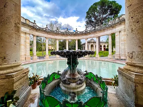 Fontana monumentale con colonnato neoclassico e piscina.