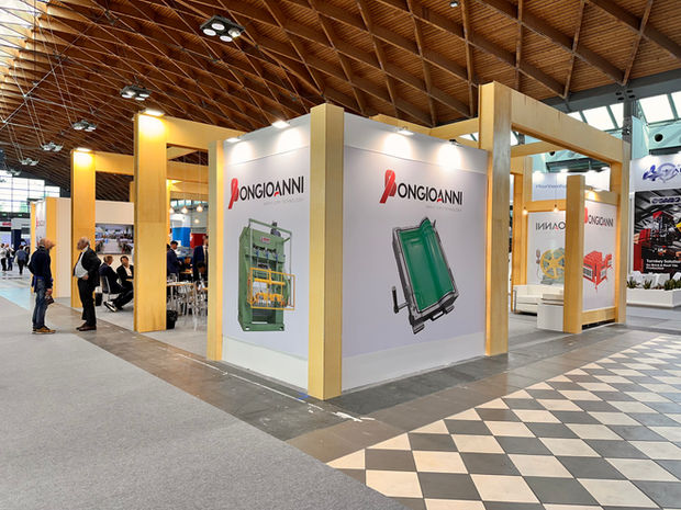 Allestimento stand Tecna Rimini con travi e colonne in legno