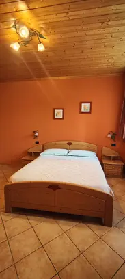 Letto matrimoniale in camera accogliente con pareti arancio