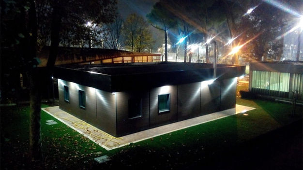 Edificio moderno dell'azienda illuminato di notte
