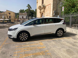 Automobile bianca parcheggiata
