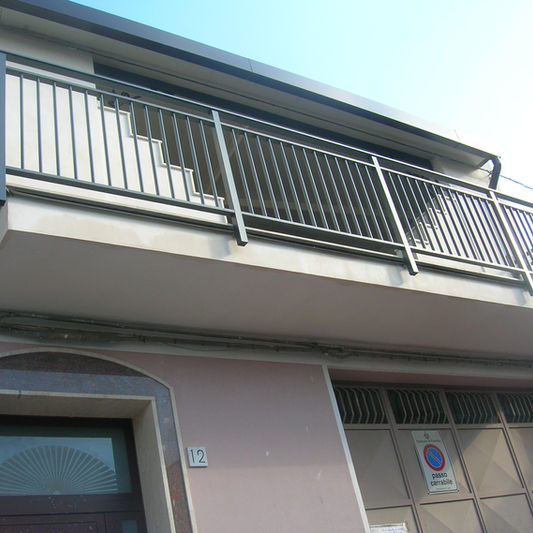 Ringhiera in alluminio moderna su balcone esterno