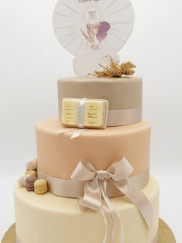 Torta a tre piani beige e crema con fiocchi della Gallery