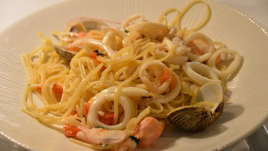 Piatto di spaghetti ai frutti di mare con calamari e vongole
