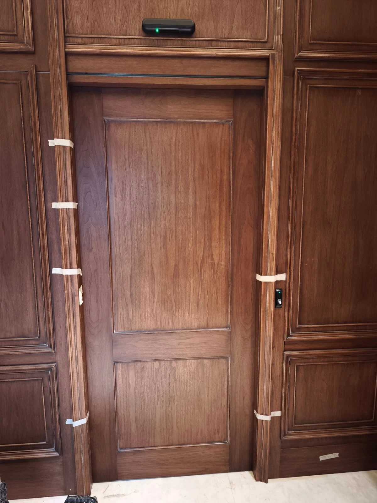 porta automatica scorrevole a scomparsa in legno