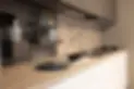 Cucina moderna con piano di lavoro in legno, lavello e fornelli