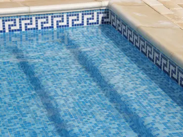 Dettaglio piscina tradizionale con bordo a mosaico greco