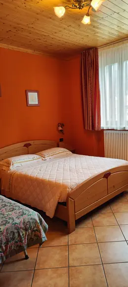 Camera da letto accogliente con pareti arancioni.