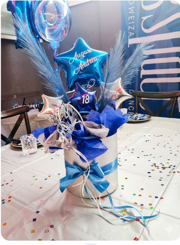 Composizione di palloncini blu e stelle su un tavolo