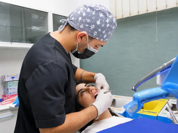 Dentista Catania mentre esegue un trattamento su una paziente