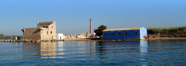 Edifici antichi e blu con camino su riva del fiume
