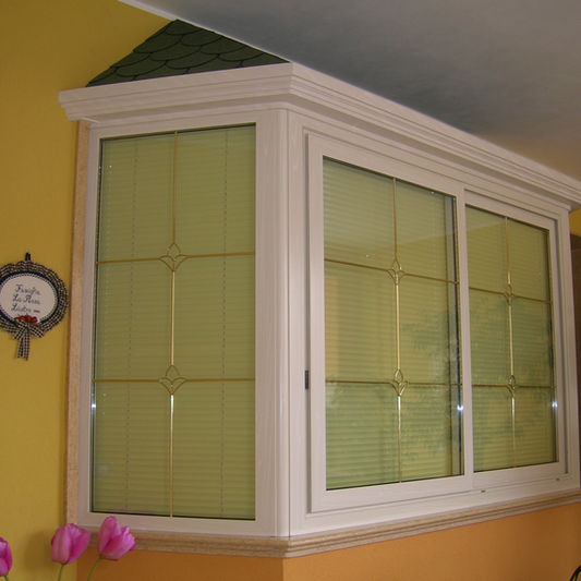 Veranda in alluminio bianco con vetrate scorrevoli
