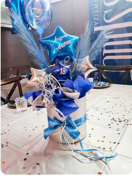 Composizione di palloncini blu a stella per eventi