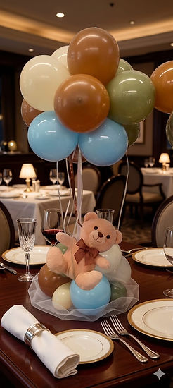 Centrotavola con palloncini colorati e orsetto di peluche