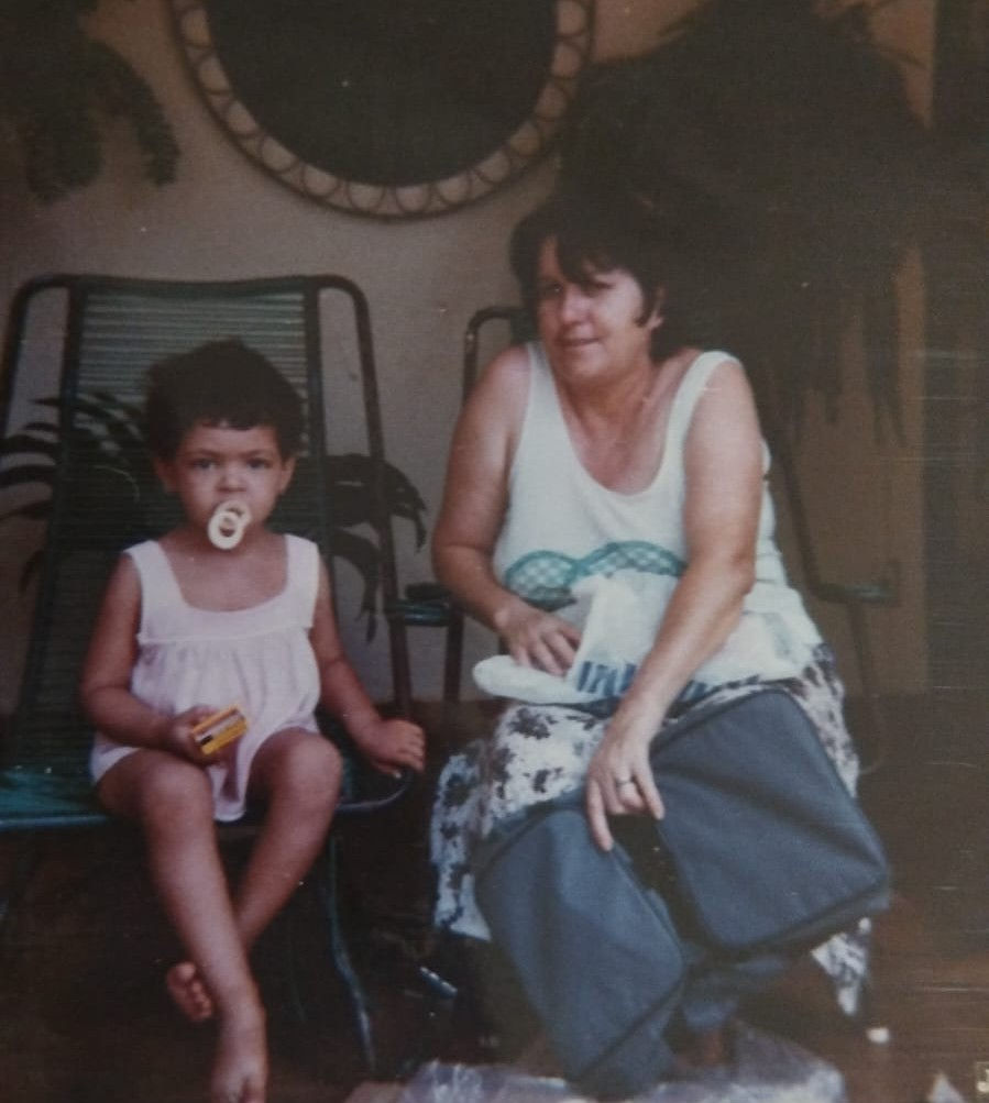 Mãe e filha sentavam juntas na área de casa durante as tardes. Por: Arquivo pessoal