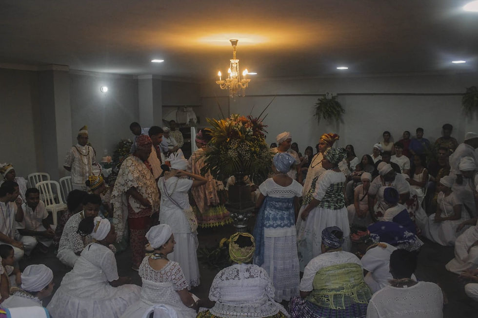 As celebrações das religiões de matriz africana são arraigadas por uma musicalidade própria e vestimentas características. Exemplos disso são instrumentos como o atabaque e vestimentas como o torso utilizado na cabeça das mulheres desse sagrado. Foto: acervo pessoal de Baba Oxalazinho