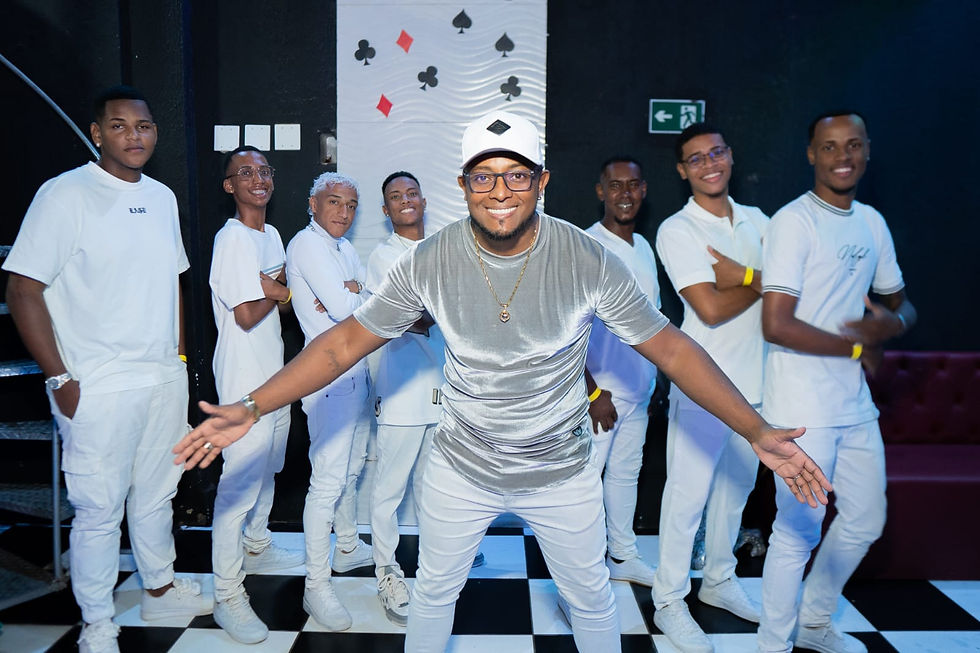 Os meninos do Oxalazinho é uma banda uberlandense que retrata suas vivências religiosas por meio do pagode. Os integrantes da banda frequentam o terreiro do sacerdote do Babalorixá Oxalazinho. Foto: acervo pessoal de Baba Oxalazinho.